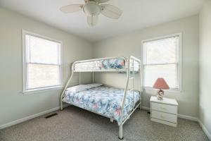 斩魔山Ocean View's的一间卧室配有双层床和2个窗户。