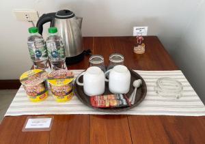 湄宏颂波派之家旅馆的一张桌子,上面放着一个食品和饮料托盘