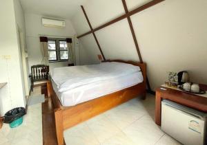 湄宏颂波派之家旅馆的一间卧室,卧室内配有一张大床