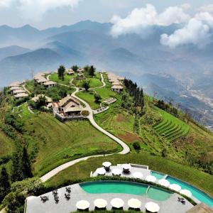 萨帕滔帕斯生态酒店的享有带游泳池的山丘上度假村的空中景致