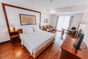 万隆Arion Suites Hotel的一间酒店客房,配有一张床和一台电视