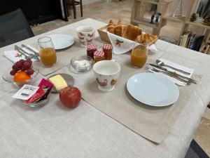 Lamonzie-MontastrucLe Chirol的一张桌子,上面放着食物和水果盘