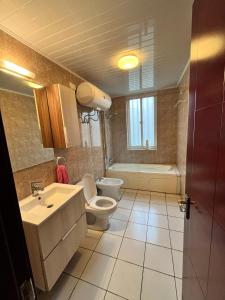 丘达德马拉波APARTMENTO LUMINOSO的浴室配有卫生间、盥洗盆和浴缸。