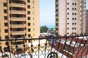 科威特特伦斯福尔尼希德公寓式酒店 - 芬塔斯1号的从大楼的阳台上可欣赏到风景。