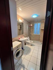 丘达德马拉波APARTMENTO LUMINOSO的一间带卫生间和水槽的浴室