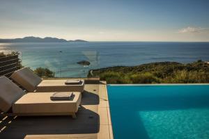 费斯卡尔德宏Entheos Private Villa Fiskardo Kefalonia Greece的海景游泳池