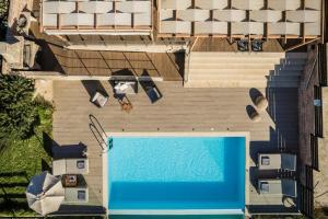 费斯卡尔德宏Entheos Private Villa Fiskardo Kefalonia Greece的房屋旁游泳池的顶部景色