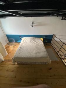 突尼斯Beachside Loft/Cosy house/Design的一间设有床铺的卧室,位于一间拥有蓝色墙壁的房间