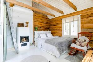 波尔沃Romantic cottage with sauna的一间卧室配有一张床和一个壁炉