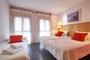 伊列斯卡斯里尔德依莱斯卡酒店的酒店客房,配有两张带毛巾的床