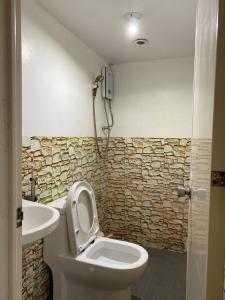 丹辘Jow's Place的一间带卫生间和水槽的浴室