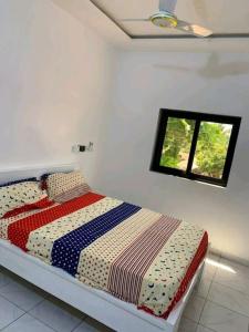 BaguidaBelle villa neuve meublée à Baguida的白色客房的一张床位,设有窗户
