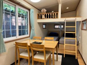 富士河口湖Work Shop Camp Resort Forest and Lake Paradise - Vacation STAY 85271v的客房设有桌椅和一张双层床。