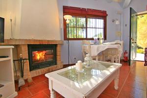 埃尔加斯托尔阿尔加罗巴勒斯乡村旅馆的客厅设有壁炉和桌子