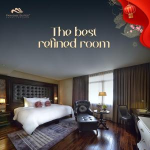 下龙湾天堂套房酒店 的酒店客房带一张床和一个斜倚的房间