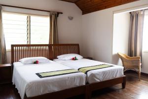 大安塞博恩卡蕾别墅的一间卧室设有两张床和窗户。