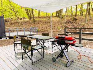 鸣泽市BULLs Camp - Vacation STAY 56021v的甲板上的带烧烤架和椅子的野餐桌