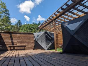 鸣泽市BULLs Camp - Vacation STAY 56021v的木制甲板配有吊床和木栅栏