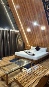 RehtiLotuslap Resort的配有床和玻璃桌的房间