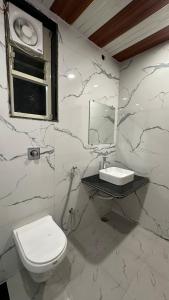 RehtiLotuslap Resort的一间带卫生间和水槽的浴室