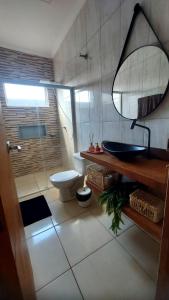博伊图瓦Vivenda Bela Vista的一间带卫生间、水槽和镜子的浴室