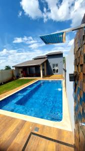 博伊图瓦Vivenda Bela Vista的房屋前的游泳池