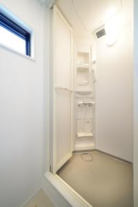 上田市SENKO TINY CAMP - Vacation STAY 85298v的带淋浴的白色浴室和窗户。
