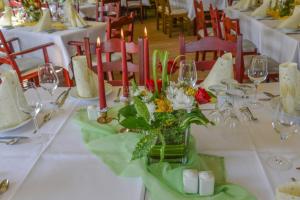 克洛彭堡Hotel Diekgerdes Standard的一张桌子上放着花瓶和蜡烛