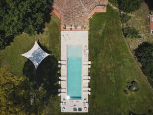 蒙特梅拉诺Relais Ciavatta Country Hotel的享有带游泳池和遮阳伞的度假屋的顶部景致