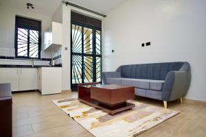KiraATA Luxe Apartments的客厅配有蓝色的沙发和桌子