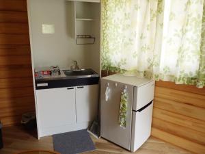 ShōbaraAyu no Sato Park Campsite - Vacation STAY 42154v的一间带冰箱和水槽的小厨房