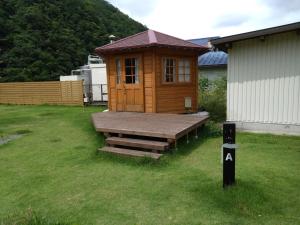 ShōbaraAyu no Sato Park Campsite - Vacation STAY 42154v的小木屋,在庭院里设有甲板