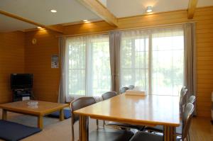 ShintotsukawaKabato County - Camp - Vacation STAY 42183v的一间带桌椅的用餐室