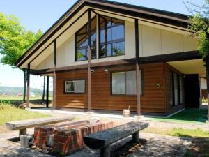 ShintotsukawaKabato County - Camp - Vacation STAY 42183v的前面有两长椅的房子