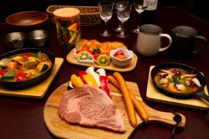 三岛市Kannami Springs Hotel Kannami Glamping - Camp - Vacation STAY 62738v的餐桌上放有肉和蔬菜的盘子