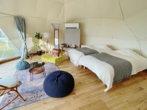 三岛市Kannami Springs Hotel Kannami Glamping - Camp - Vacation STAY 62739v的一间位于地毯的房间内的卧室,配有两张床