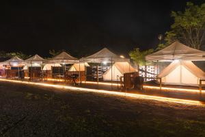 OyamaSPRINGS VILLAGE Ashigara-Tanzawa Hot Spring Resort & Glamping - Vacation STAY 42311v的夜晚一排带灯的帐篷