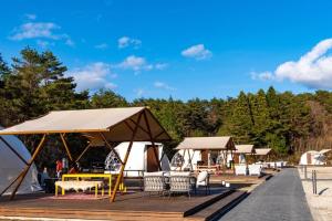 中津川市Hoko Glamping- Camp - Vacation STAY 51101v的木制甲板上配有桌椅的凉亭