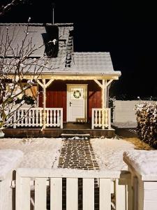 青斯特Ostseeklang的前面有白色围栏的小房子