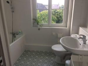 莫讷Grande maison #6 chambres #Proche Amboise/Tours的一间带水槽和卫生间的浴室以及窗户。