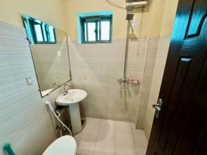 拉合尔Shelton Hotel Lahore的浴室配有卫生间、盥洗盆和淋浴。