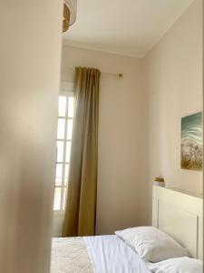 奇尼斯Conte125的一间卧室设有一张床和一个窗口