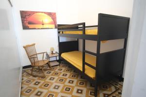 因佩里亚da Guido的带两张双层床和椅子的房间
