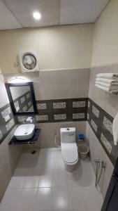 KushinagarJ P PALACE的一间带卫生间和水槽的浴室