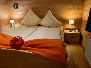 施塔弗尔湖畔塞豪森Landhaus de Gaspary的一张床上的橙色毯子,放在房间里