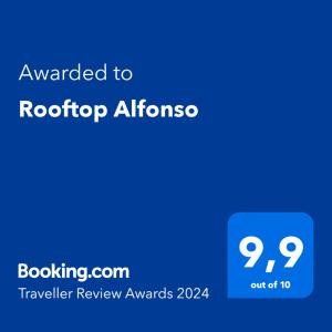 萨拉戈萨Rooftop Alfonso的蓝电话屏幕,文字被授予屋顶入口