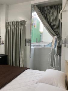胡志明市Sea123的一间卧室设有一张床和一个窗口