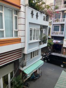 胡志明市Sea123的街道边有遮阳篷的公寓楼