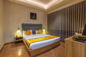 古尔冈Kohsa7的酒店客房的床铺配有黄色床单