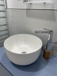 蒙多维Le Ghie的浴室内一个柜台上的白色水槽